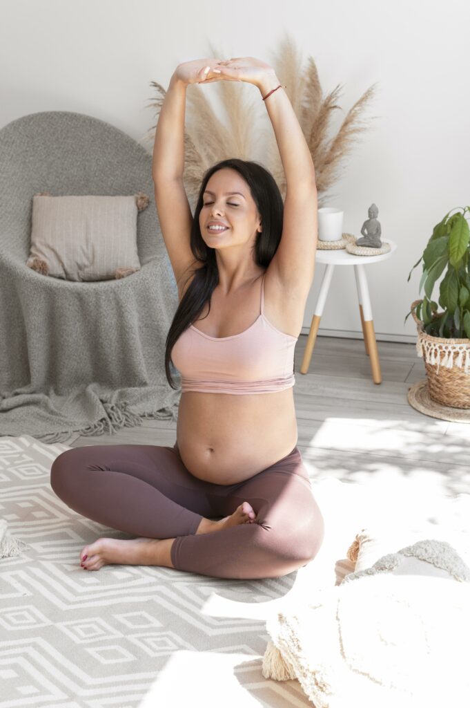 Femme enceinte faisant du yoga.