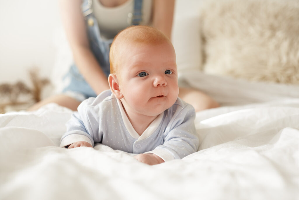 Bébé éveillé, sur le ventre, pour illuster le tummy time